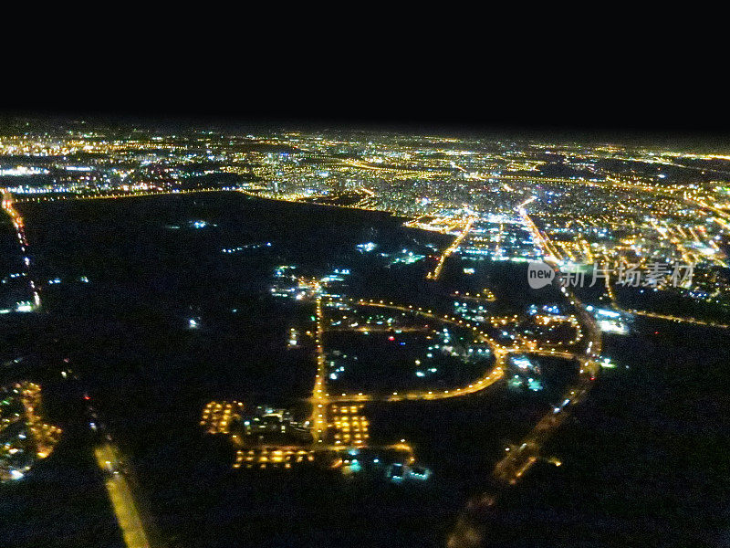 夜晚城市灯火通明;鸟瞰图