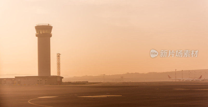 土耳其伊斯坦布尔新国际机场的交通管制塔台雷达