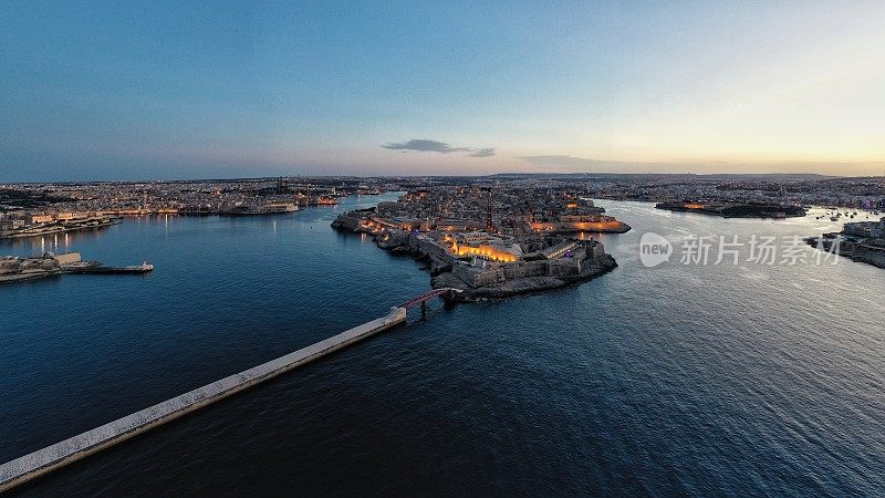 瓦莱塔和大港口日落无人机航拍-马耳他