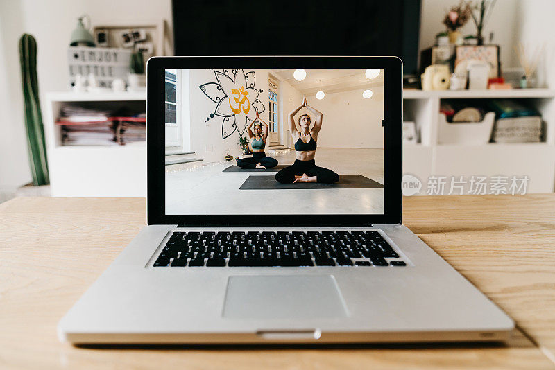 这台笔记本电脑是为在线瑜伽视频课程准备的