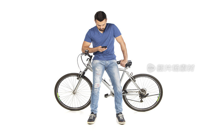 年轻人用手机骑着自行车