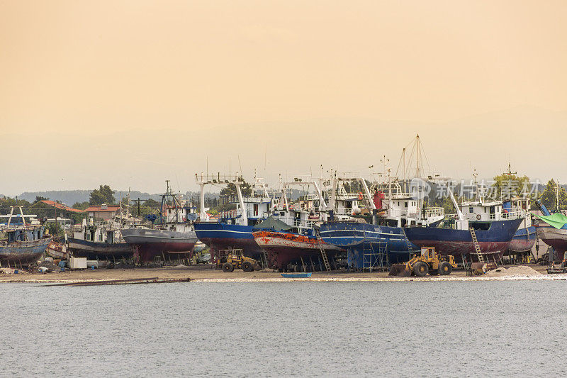 希腊卡瓦拉附近避暑小镇克拉马蒂海岸的渔船