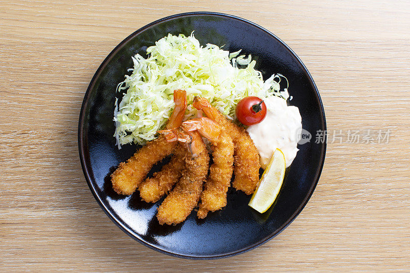 采购产品日本家常菜，炸虾食谱和配料。在盘子里炸虾。