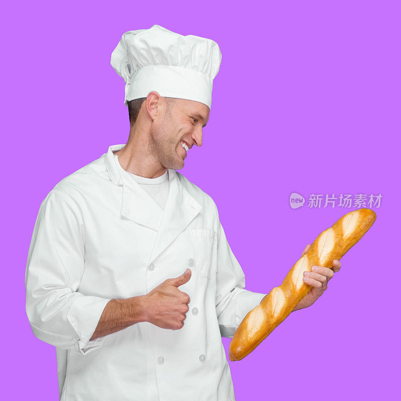 白人男性面包师在前面，前面是紫色的背景，穿着裤子，拿着法棍