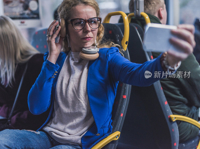 女商人在公车上用skype聊天。
