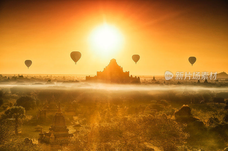 缅甸蒲甘Dhammayangyi寺庙上空的日出美景和许多热气球。蒲甘是一座拥有数千座历史悠久的佛教寺庙和佛塔的古城。
