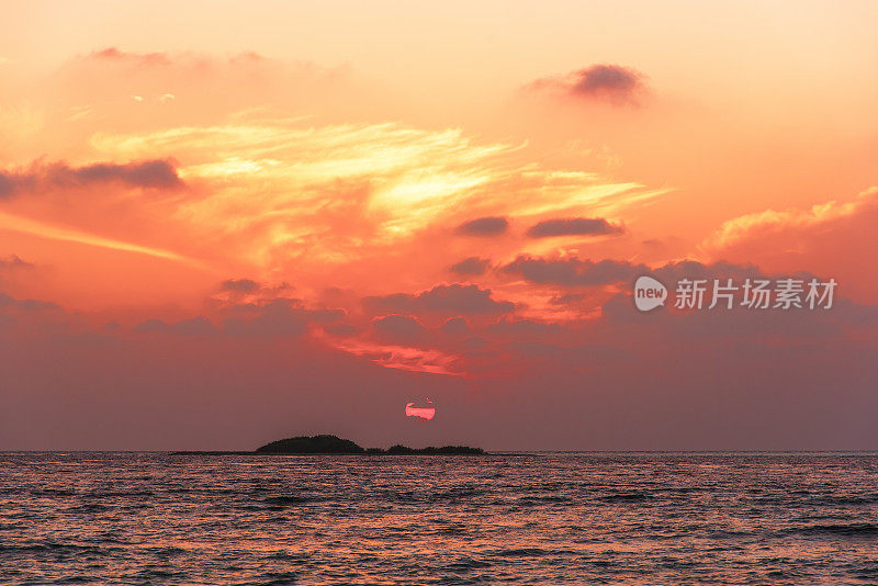 热带海洋和日落的天空