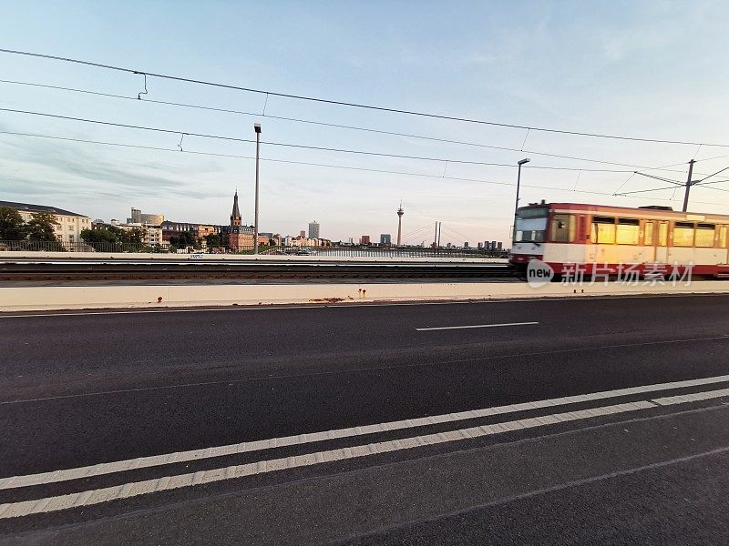 日落时分，有电车和莱茵塔的Düsseldorf的标志性天际线景观