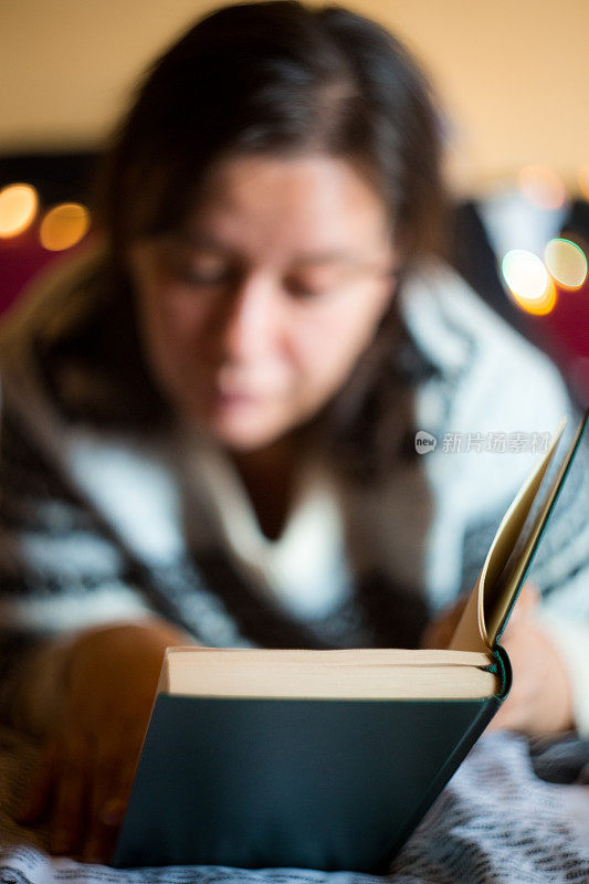 女人在舒适的家庭环境中读书