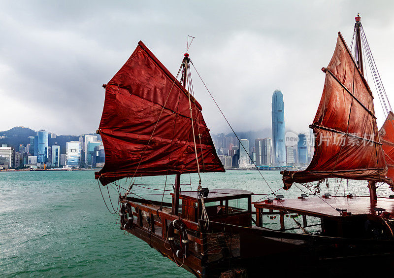 近距离观看香港维多利亚港的垃圾船