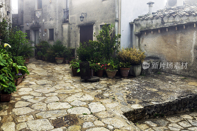在西西里岛特拉帕尼省的古老小镇埃利斯，探索古老而古老的石头后街