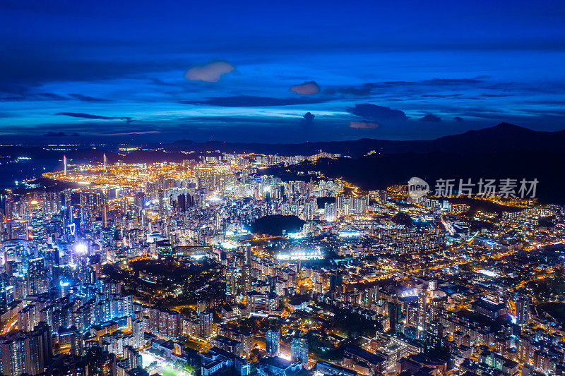 九龙之夜鸟瞰图，街道及公路上的灯光