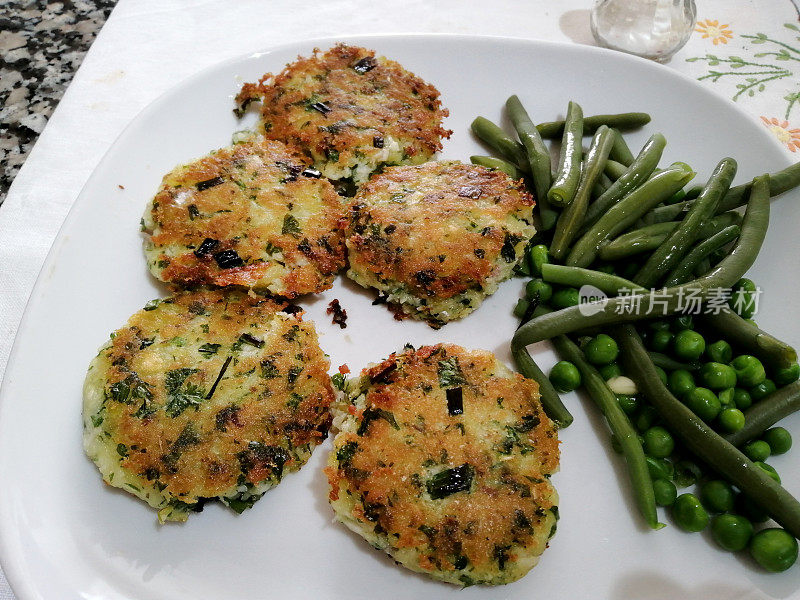 自制鱼饼和豆子配豌豆