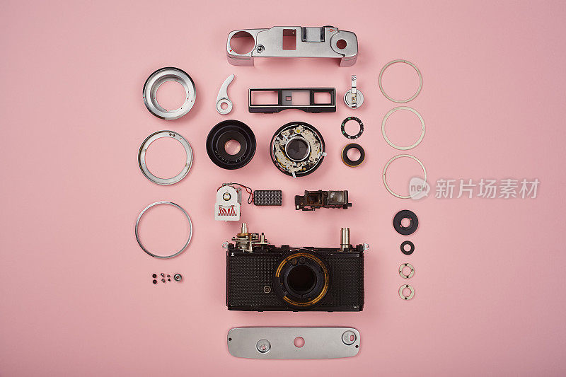 平铺顶视图的零件和组件拆卸的老式胶片相机