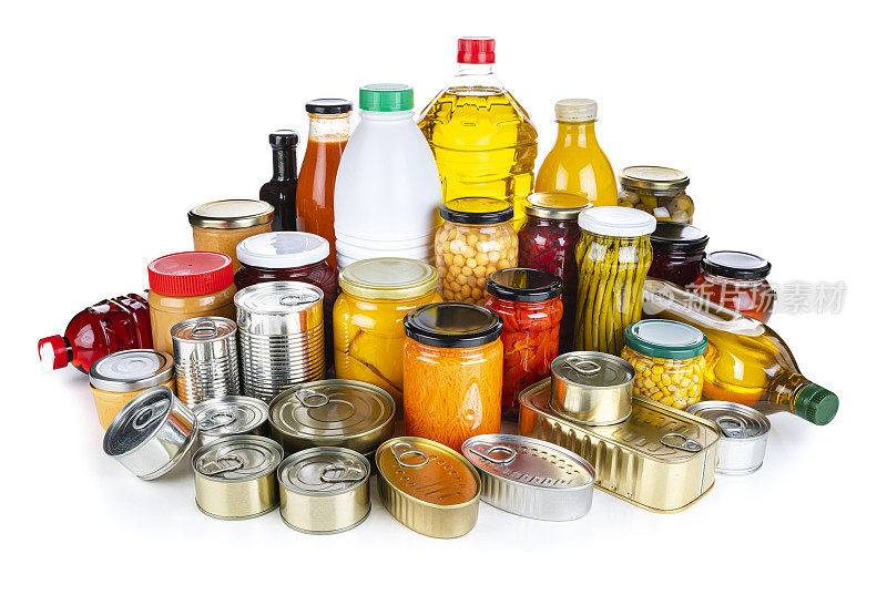 不易腐坏的食品:罐头食品，保存物，酱料和油在白色背景上隔离