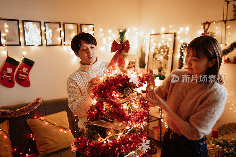 日本父母在家里过圣诞节，为孩子们准备惊喜