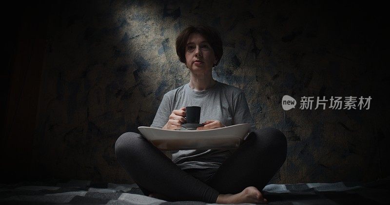 女子坐着喝着咖啡
