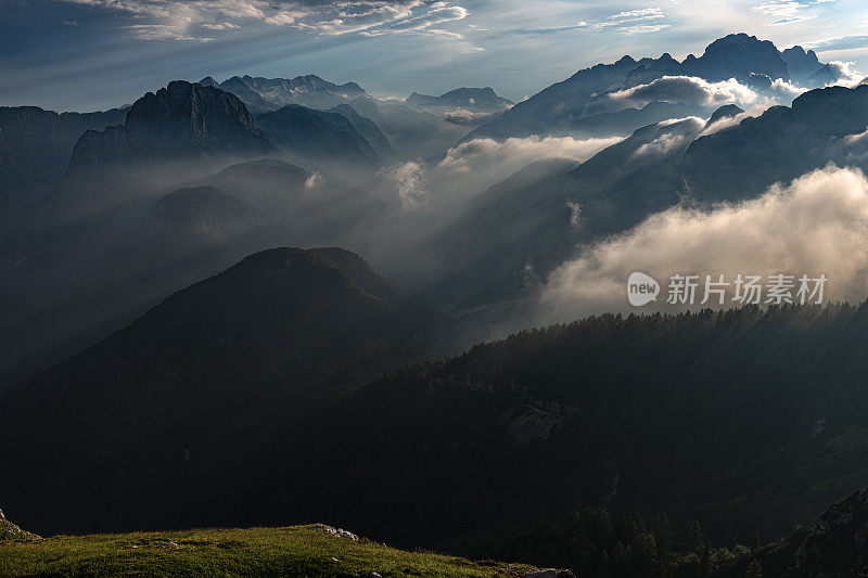 从芒加特山看Montaž和Viš，意大利阿尔卑斯山，Primorska，朱利安阿尔卑斯山，斯洛文尼亚，欧洲山脉的山脊和山峰的层层剪影