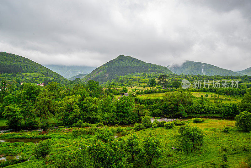 斯塔拉平原老山的绿草地