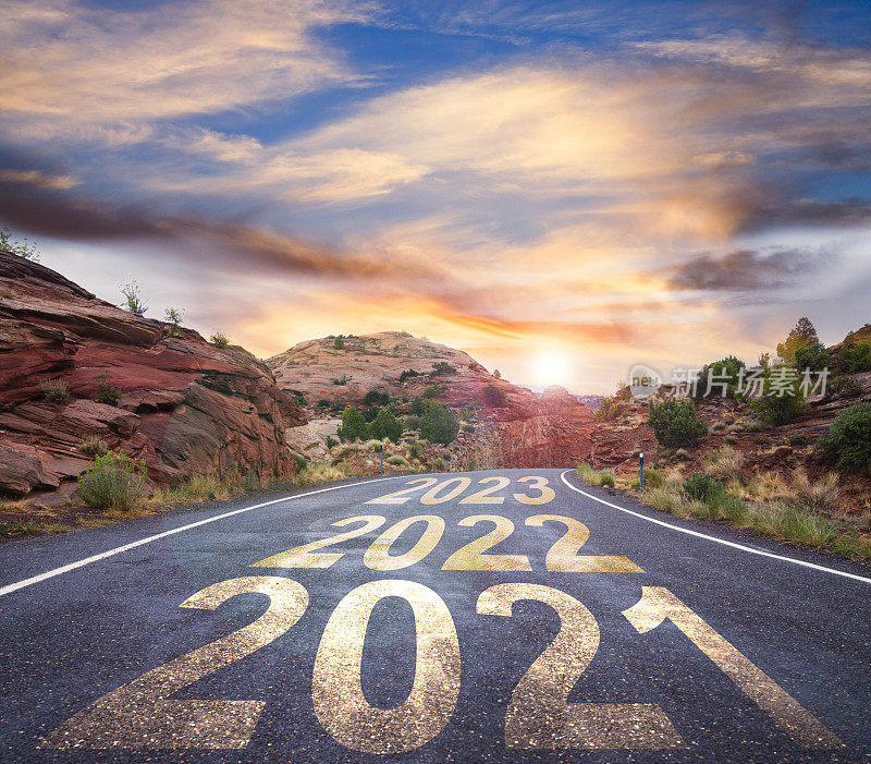 2021年的新年路上有日出和即将到来的几年