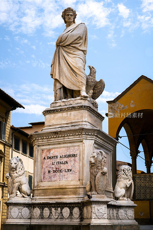 为纪念但丁而建的纪念碑矗立在佛罗伦萨圣十字大教堂前