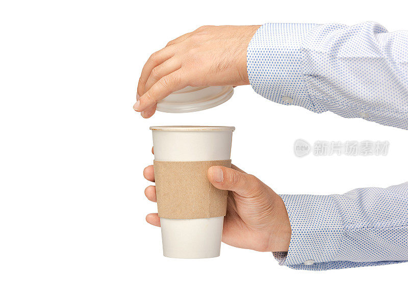 一个男人在白色的背景上拿着一杯咖啡