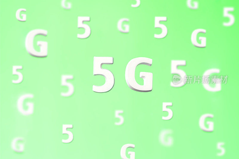 图案与大的白色飞行字母5g在绿色的背景。创造性的概念。现代无线高速移动互联网。连接技术的手机，笔记本电脑，手机。在家里，工作中，商业中使用