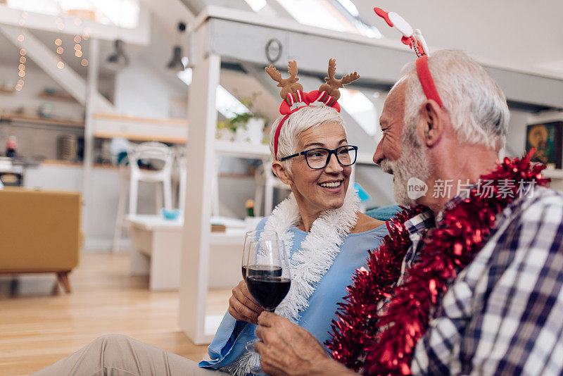 祝老年男女举杯共庆，欢度除夕