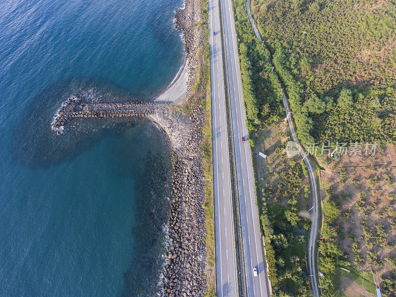 鸟瞰黑海海岸公路在一个晴朗的日子。