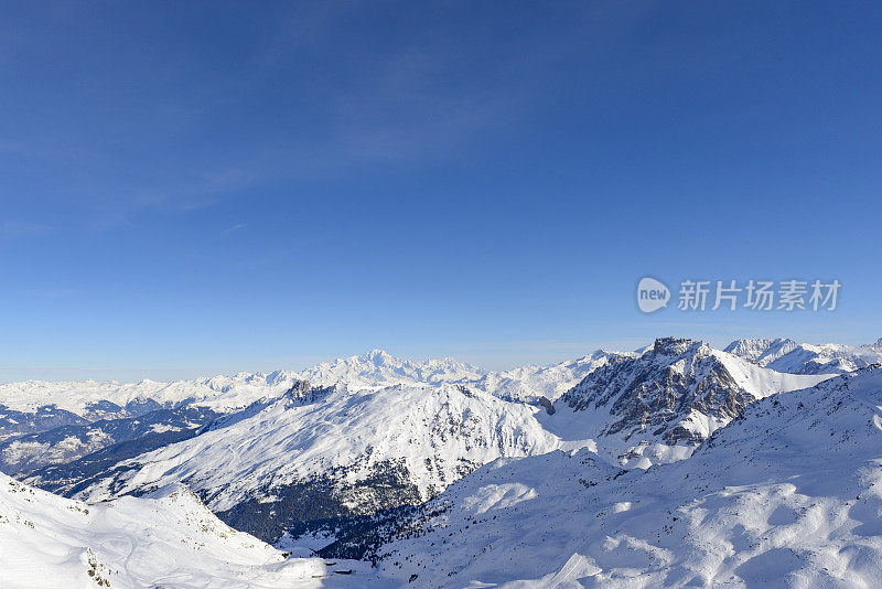 法国阿尔卑斯山的冬季全景在雪山高处