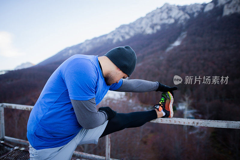 年轻运动员在寒冷的天气中热身