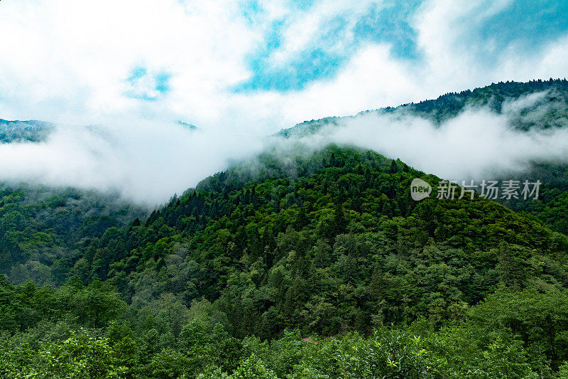 艾德高原山区多云天气