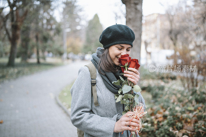 闻着玫瑰花香的女人，情人节惊喜。