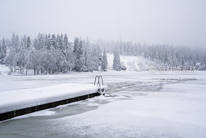 ?vresetertjern湖在12月- Nordmarka，挪威奥斯陆