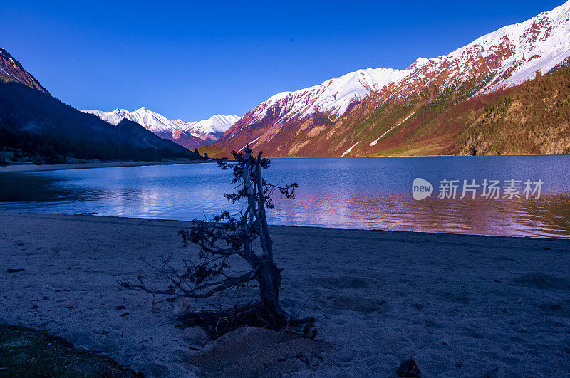 清晨，中国西藏的拉瓜措然婺湖