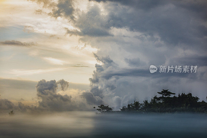 即将到来的风暴划过金色天空的戏剧性场面