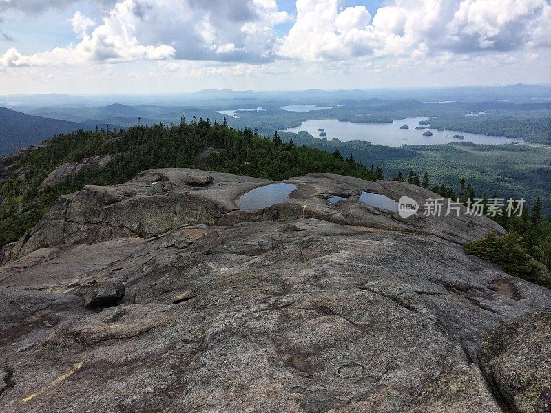 &山步道徒步旅行-阿迪朗达克山脉，纽约