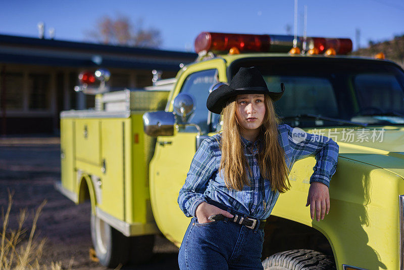 西部女孩户外环境肖像与黄色消防车