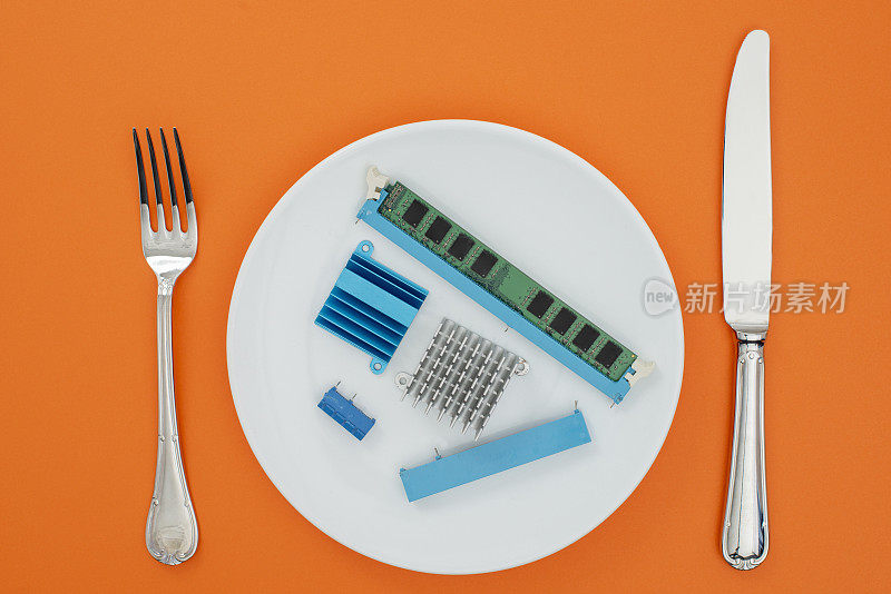 餐盘里的废弃电脑零件。