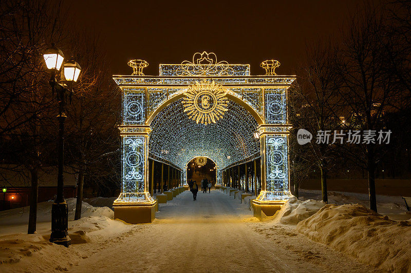 莫斯科沙皇博物馆保护区Vozdushnaya街的灯光隧道