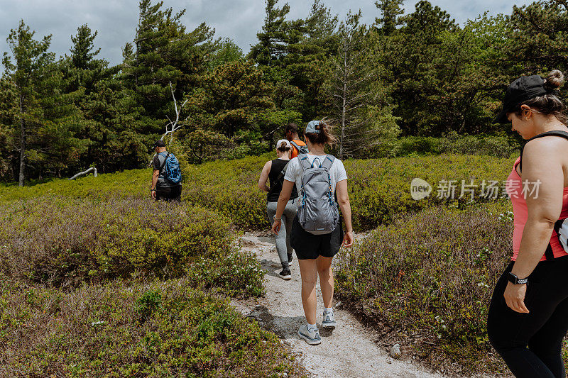 一群朋友一起徒步旅行