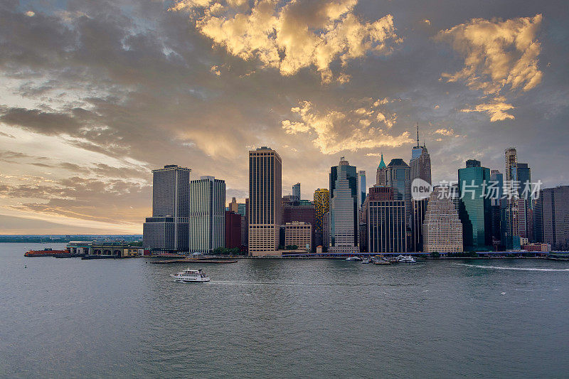 纽约市东河上的港口对着曼哈顿下城的天际线巍然耸立