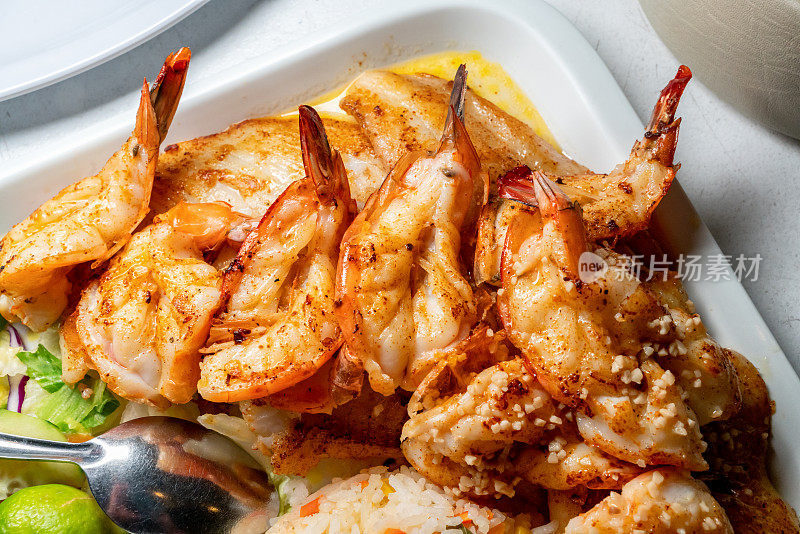 巨型虾或大虾烤在盘子上准备在海滩上的墨西哥户外餐厅吃