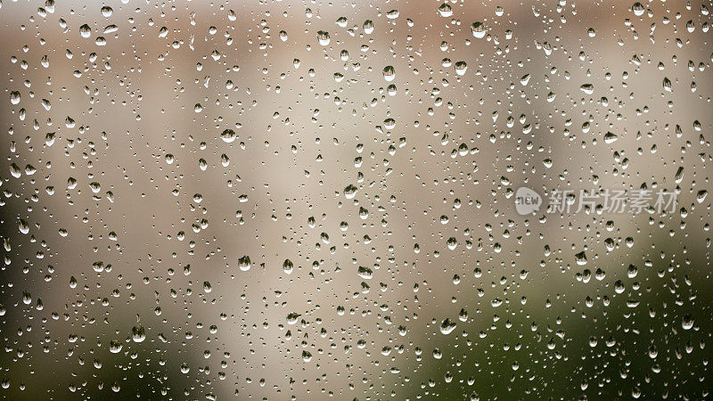 雨滴落在窗玻璃上，用于设计和墙纸