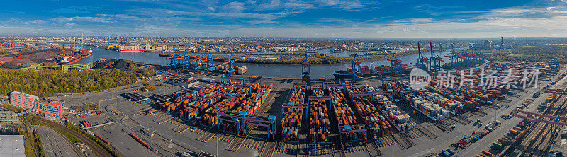 汉堡易北河海港全景鸟瞰图。一览在汉堡的集装箱码头，装卸各种海运集装箱和汉堡货运站