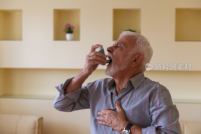 生病的老人在家与哮喘问题。