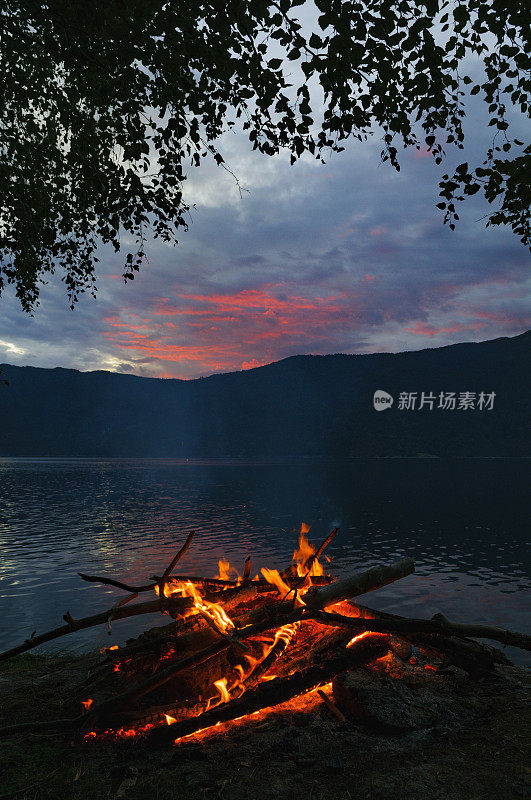 在一个美丽的夏日，在挪威的索格尼峡湾岸边篝火