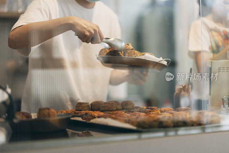 甜品店店主在开业前准备