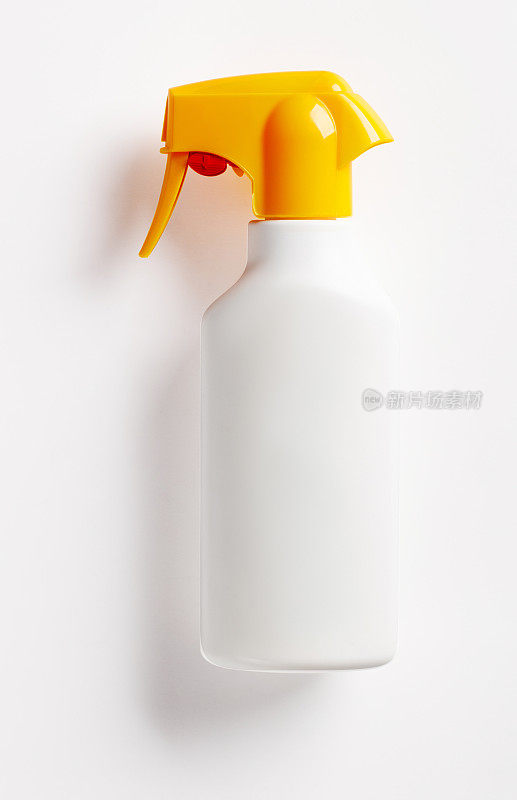 白色塑料瓶防晒乳液，喷雾器，白色背景和阴影
