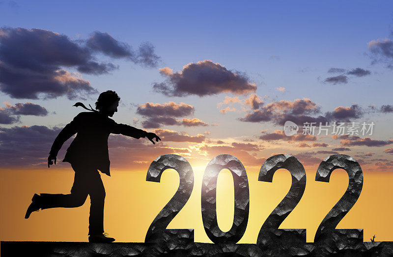 男人跑去追快乐的2022年新年